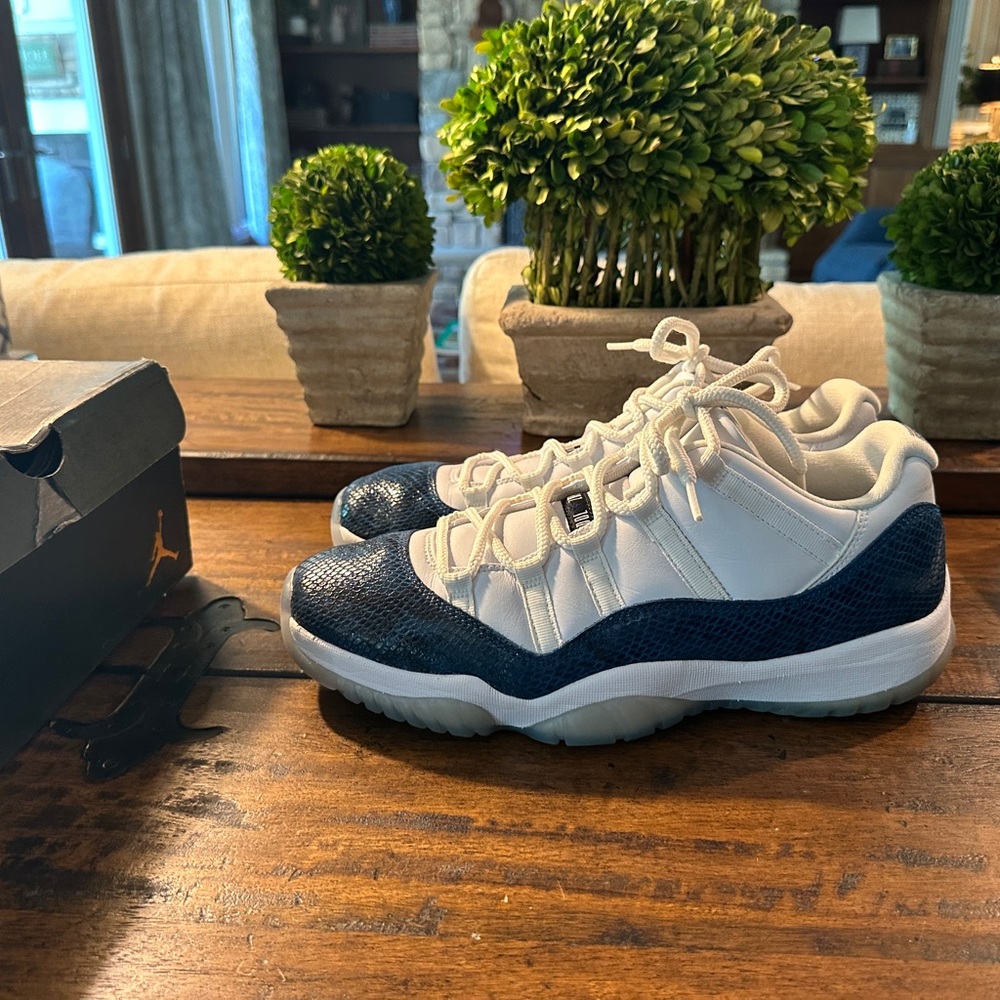 Air Jordan 11 retro low LE with blue snakeskin